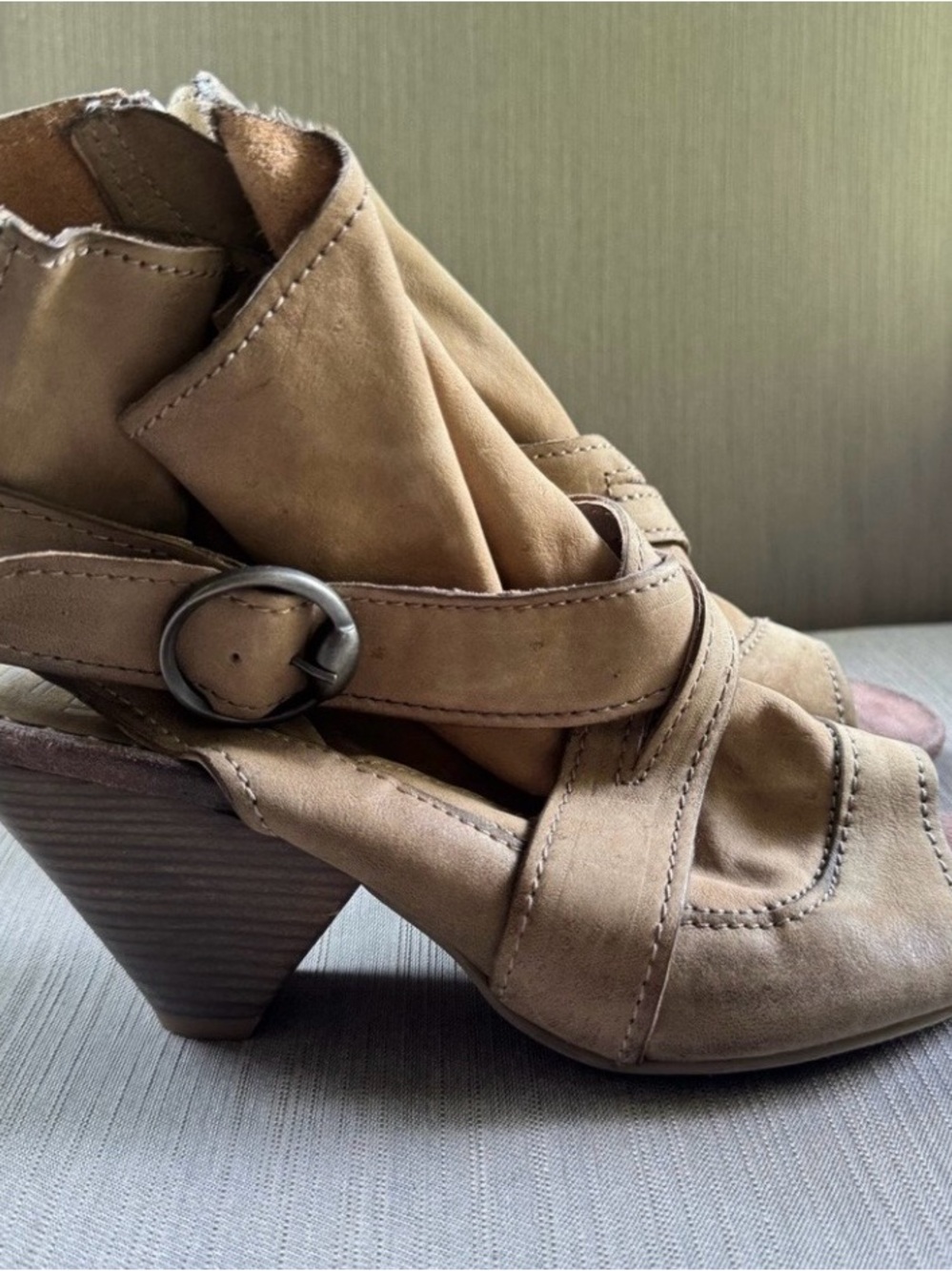 MJUS Womens Taupe Suede Wrap Peep-Toe Heels with Buckle 8